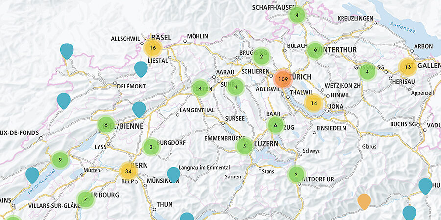 Landkarte der Schweiz mit vielen verschieden farbigen Pins.